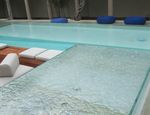 Suspendidos en el vacío: piscinas con paredes de vidrio