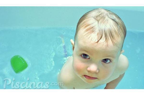 Razones por las que debes llevar a tu bebé a la piscina