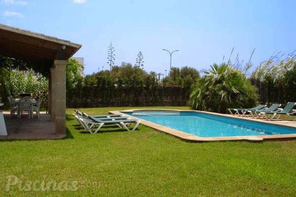 La piscina integrada en el entorno del jardín