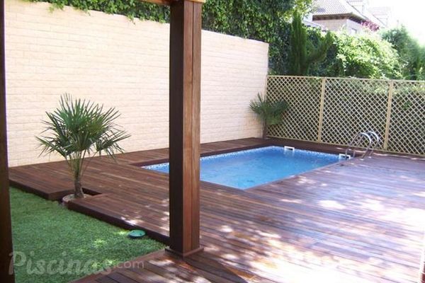 La madera, un toque de distinción enmarcando la piscina