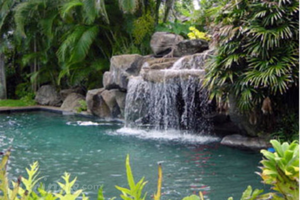 El lujo de deleitarse con una cascada en nuestra piscina