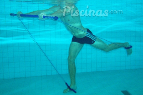 mejores accesorios para practicar fitness en piscina - Piscinas.com