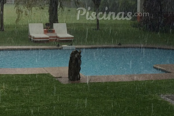 ¿Cómo afecta la lluvia a tu piscina?