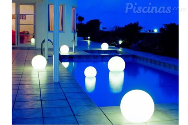 Las luces flotantes permiten iluminar tanto el interior como el exterior de la piscina. Foto de Pisciblau.