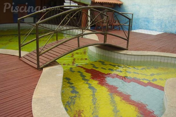 El secreto para mantener el mosaico de tu piscina como el primer día