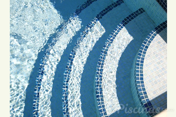 El secreto para mantener el mosaico de tu piscina como el primer día