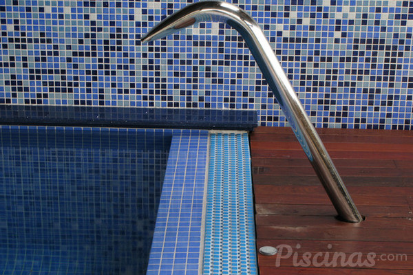 Fuentes y cascadas para piscina: el lujo de tener el spa en casa