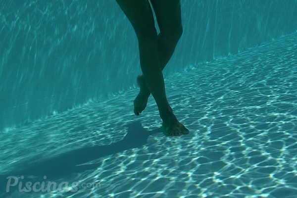 Revestimiento suave para un relajante paseo por la piscina