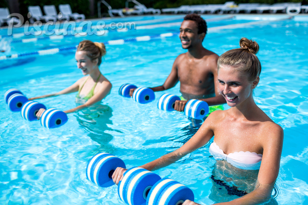 Ponte en forma en tu piscina