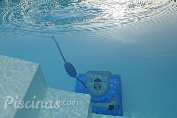 Tratamiento del agua de la piscina para mantenerla limpia y cristalina -  