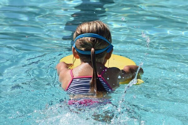 Niños seguros en la piscina y la playa