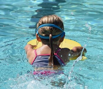 Niños seguros en la piscina y la playa