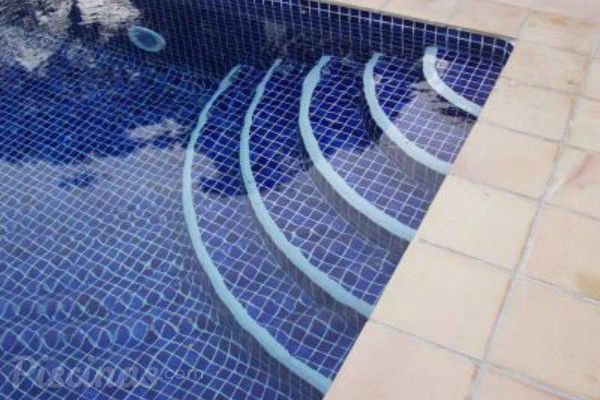 Cómo escoger la escalera de piscina más adecuada - Piscinas.com