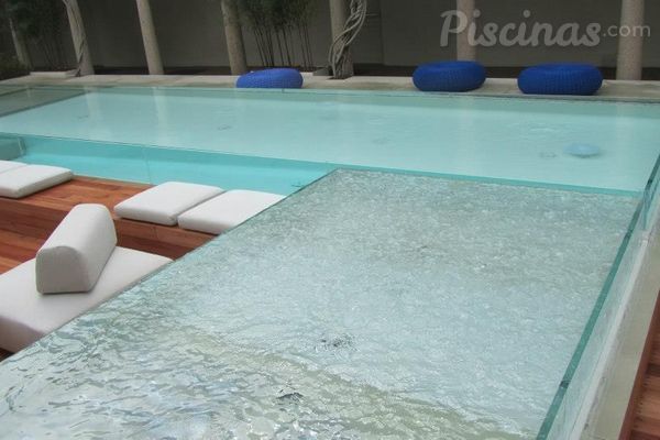 Suspendidos en el vacío: piscinas con paredes de vidrio