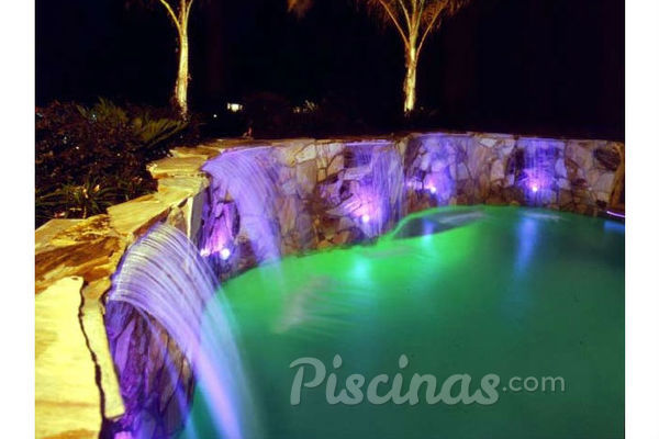 Una iluminación diferente para tu piscina