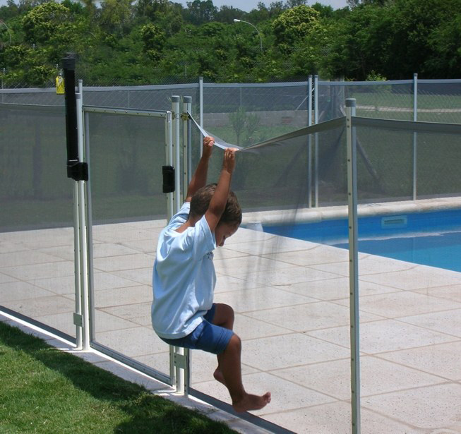 Convierte tu piscina en una zona segura con las vallas de aluminio de esta  empresa