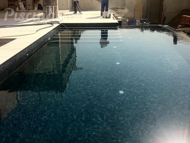 Piscina desbordante con canaleta baja