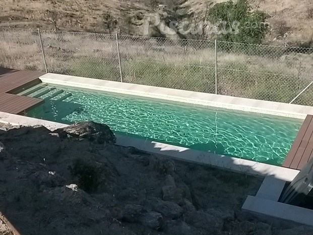 Piscina combinación madera y piedra