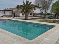 Piscina y entorno