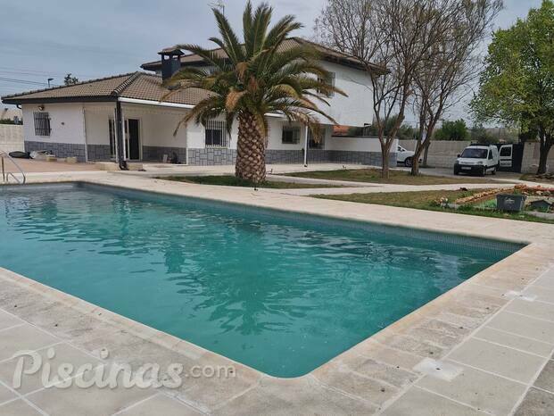 Piscina y entorno