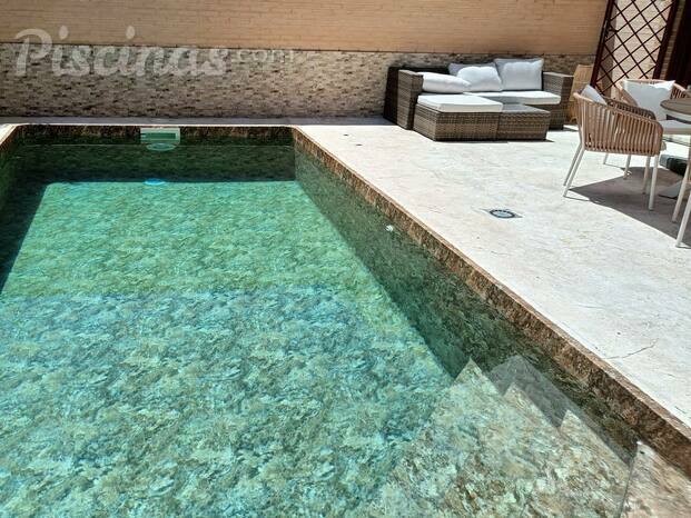 Piscina con lámina armada, solado perimetral y pared