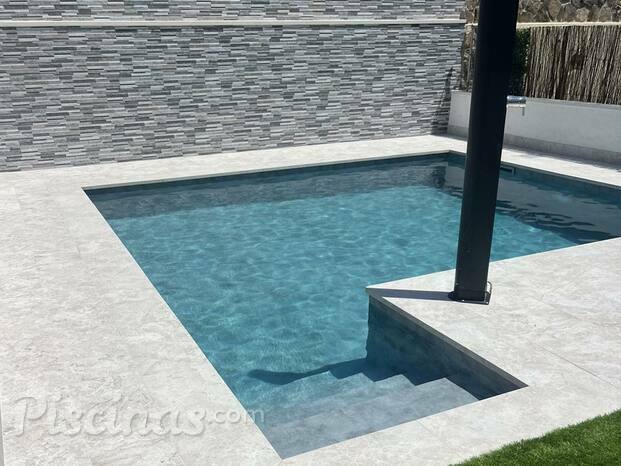 Piscina con lámina armada, solado perimetral y muro