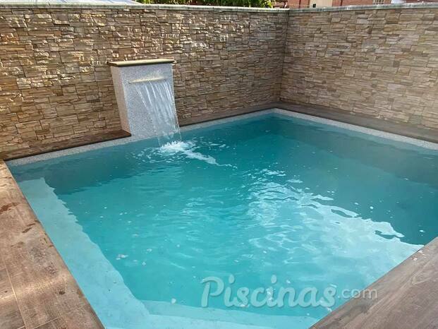 Mini piscina con cascada