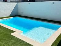 Obra integral de piscina césped artificial y muros