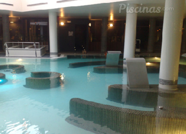 piscina con columnas