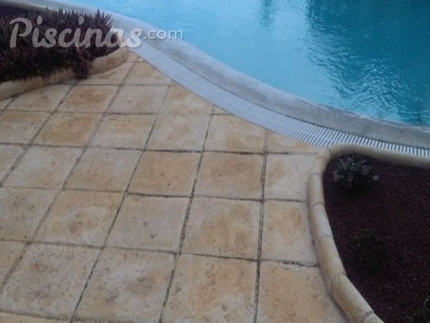 pavimento piscinas color amarillo antideslizante piedra artificial Bassalto