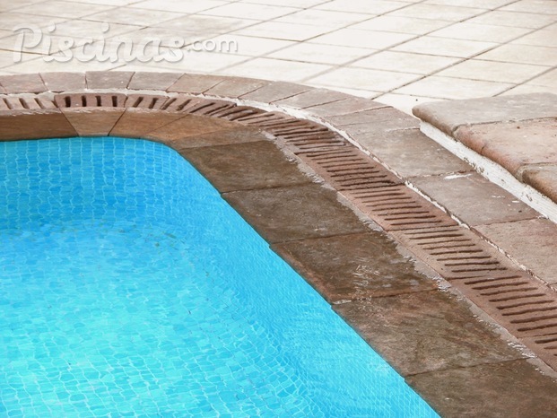 Borde de piscina rústico con rejilla marca Bassalto Piedra Artificial | Color marrón