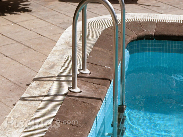 vierteaguas piscinas color marrón piedra artificial marca Bassalto