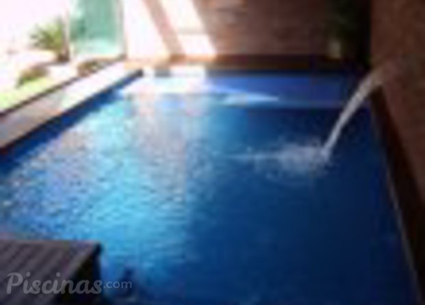 Piscina con cascada