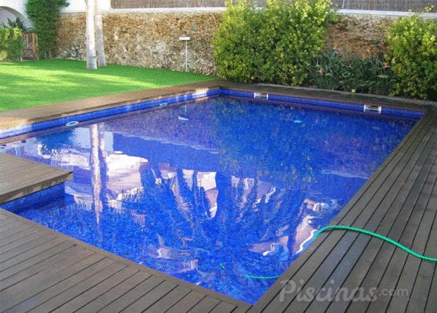 Piscina con tarima de madera