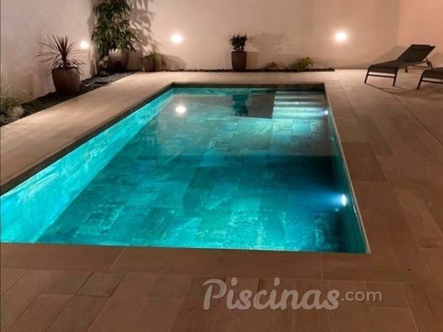 Piscina por la noche