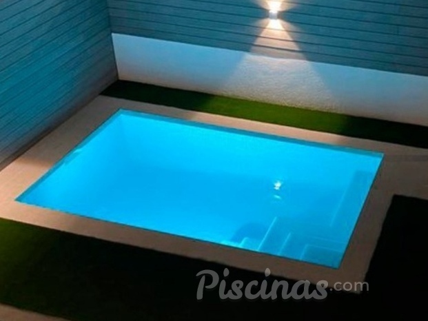 Piscina por la noche azul