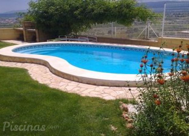 Piscina en jardín