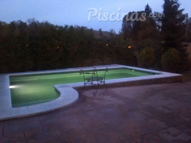 Piscina de 7 x 3,5 m revestimento verde