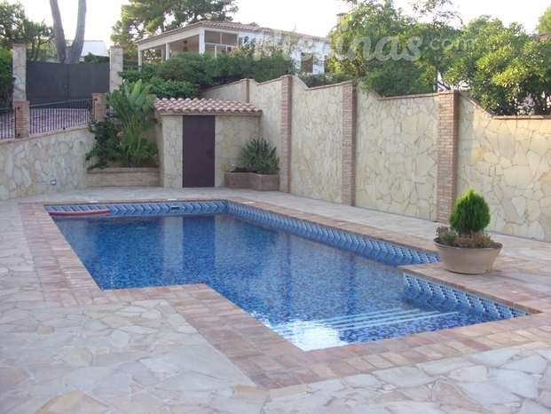 Piscina con romana exterior