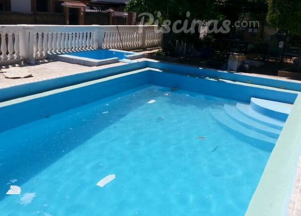 Piscina con spa y agua