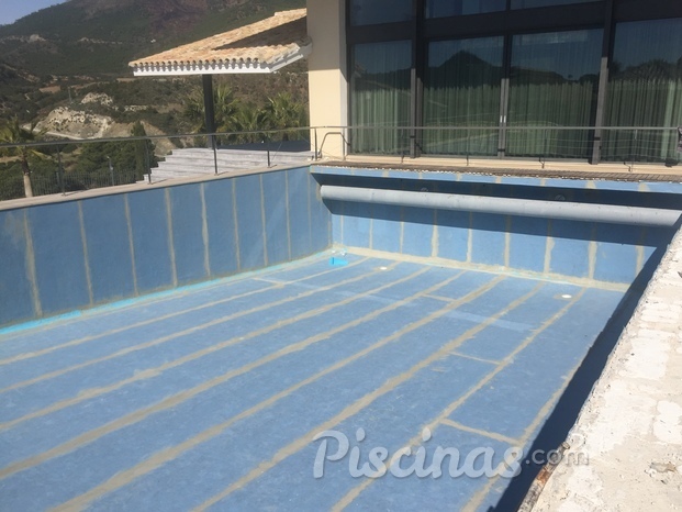 Piscina acabada y a punto para revestir con gresite