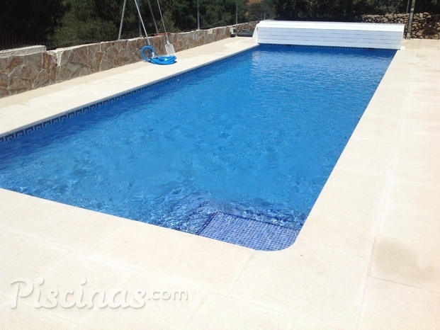 Piscina privada con cubierta automática elevada