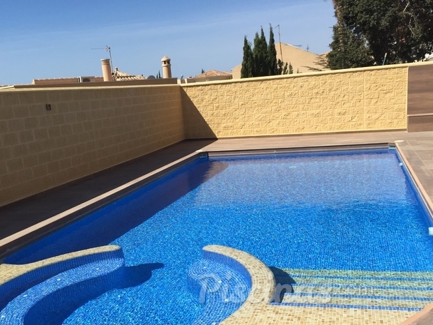 Piscina y jacuzzi en Puerto de Mazarrón