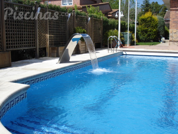 Piscina de hormigón proyectado con cascada 