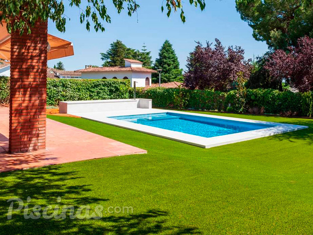 Piscina de obra con caseta hecha a medida + escalera i plataforma internas