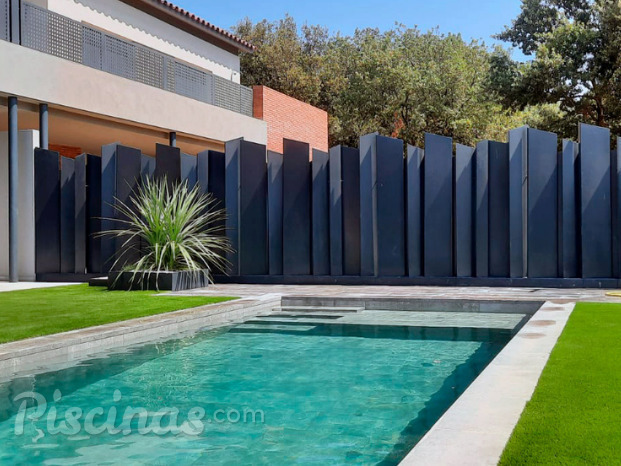 Piscina de obra revestida en porcelánico gris