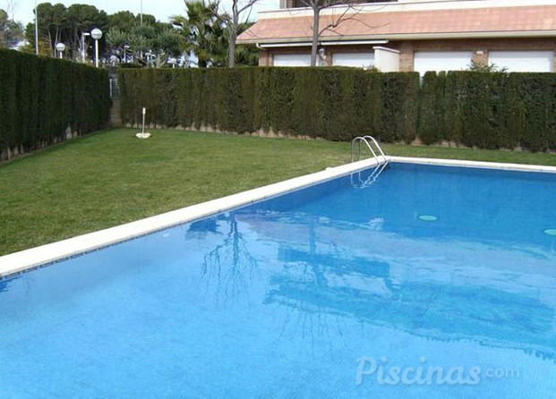 piscina y jardin