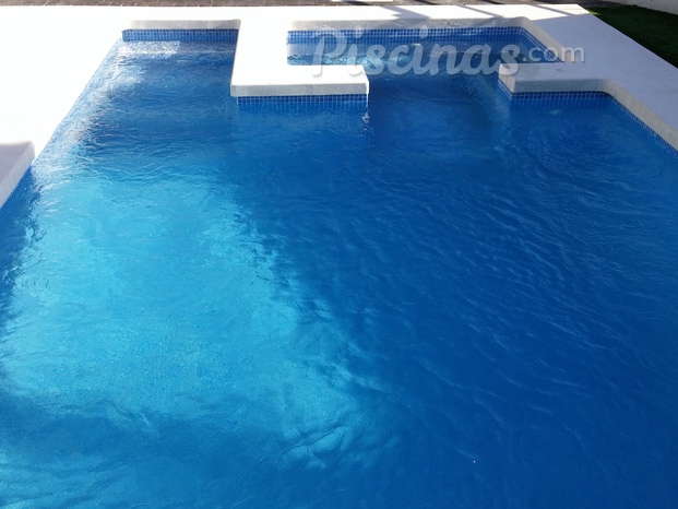 Piscina con escalera y jacuzzi integrado