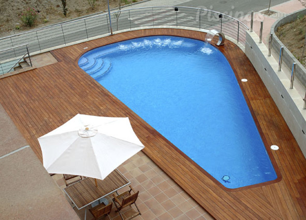 Piscina con acabados en madera