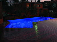 Piscina iluminada con leds